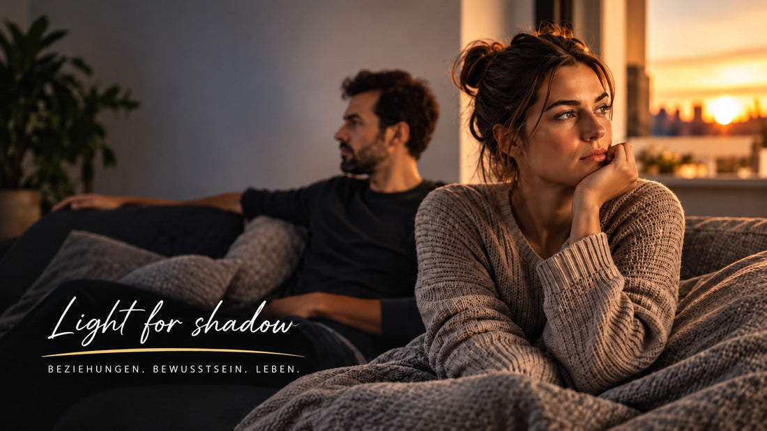 Nachdenkliches Paar auf dem Sofa zum Thema Liebe und Beziehungsglück
