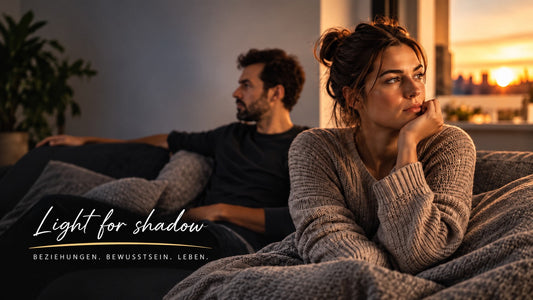 Nachdenkliches Paar auf dem Sofa zum Thema Liebe und Beziehungsglück